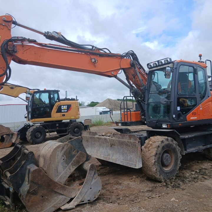 Pelle sur pneus DOOSAN  DX 160 W-5