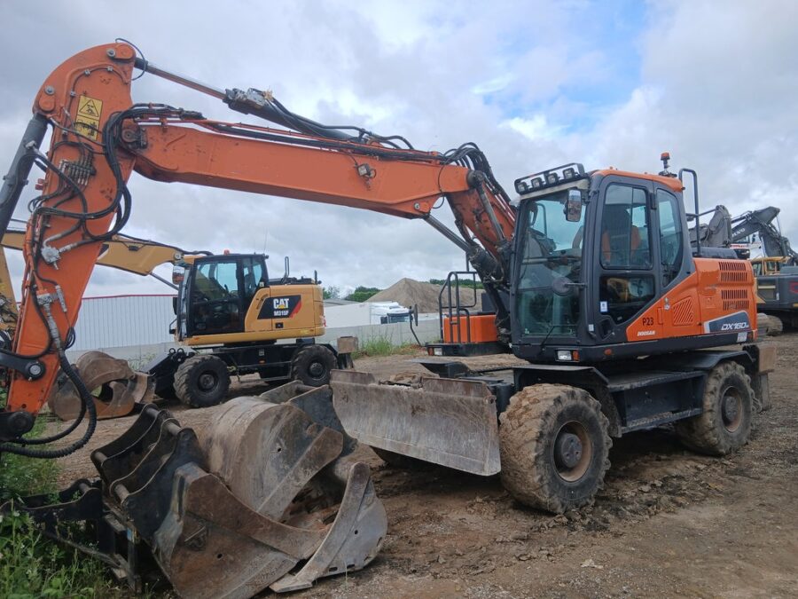 Pelle sur pneus DOOSAN  DX 160 W-5