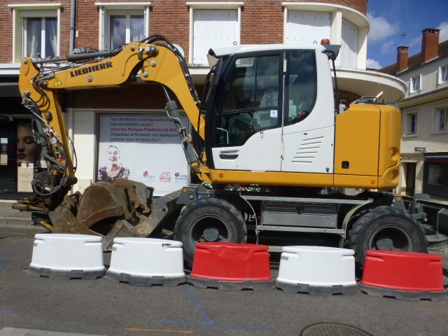 Pelle sur pneus LIEBHERR R 910 "Compacte"